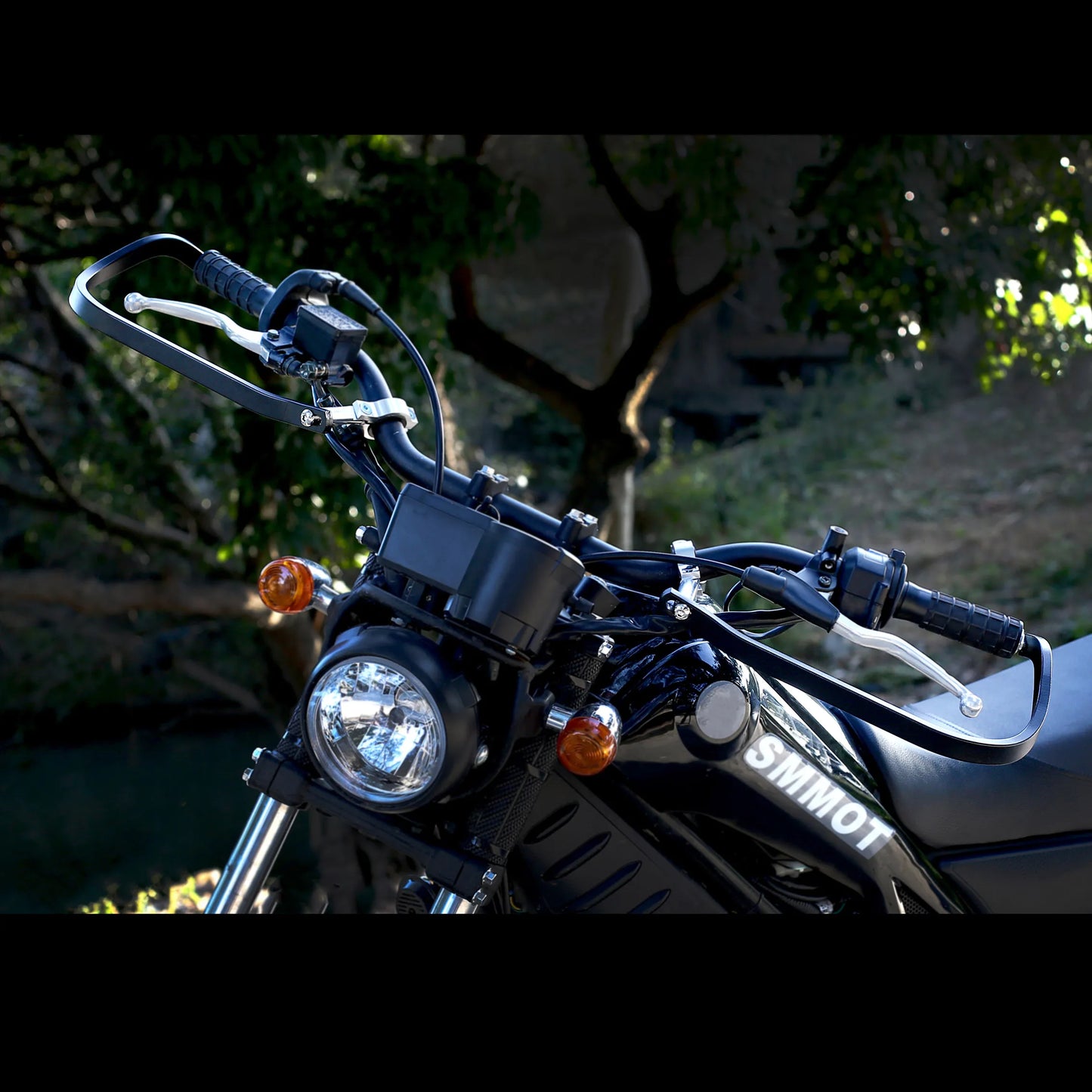 General accessories for motorcycle modification: flowing aluminum decorative hand guard.